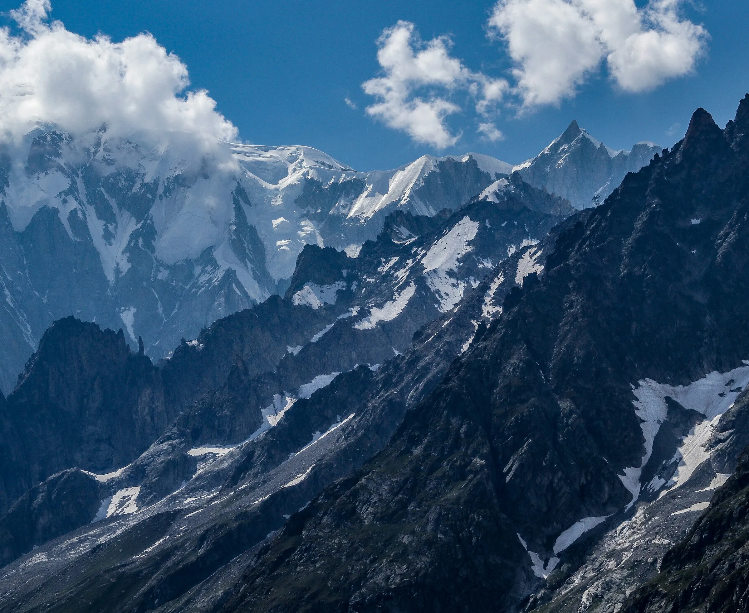 Schneebedeckte Alpengipfel unter blauem Himmel