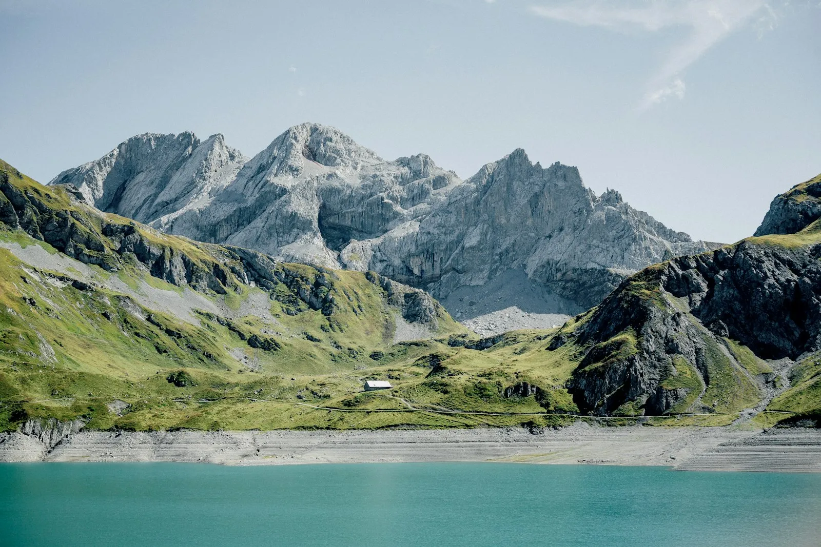 Grüne Bergflanken in Tirol